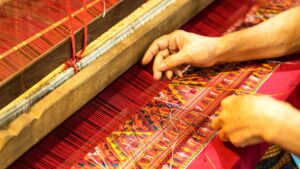 Khi hồn thổ cẩm Ba Na ngân nơi khung cửi